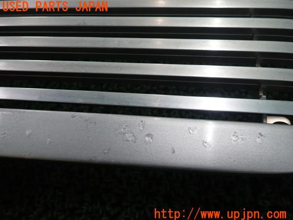 3UPJ=31780047]ランクル100系(UZJ100W)前期 純正 フロントグリル ラジエーターグリル 中古_m4