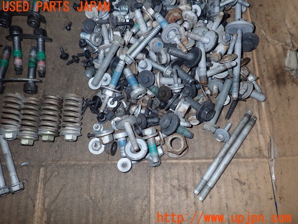 3UPJ=32090720]ジープ グランドチェロキー(WK36A)ネジ・ナット・ステー類 セット ジャンク_m4