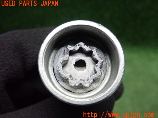 3UPJ=32150968]アウディ A6(F2DKNF)純正 82A071455 M14×P1.5×27 ホイールロックボルト 中古_m4