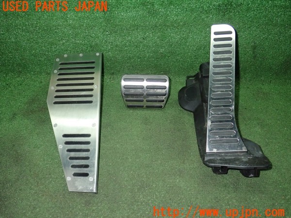 3UPJ=32320630]VW ザ･ビートル(16CPL)純正 アクセル ブレーキ フットレスト ペダルカバー アクセルペダル付き 右ハンドル・AT用 中古_m0