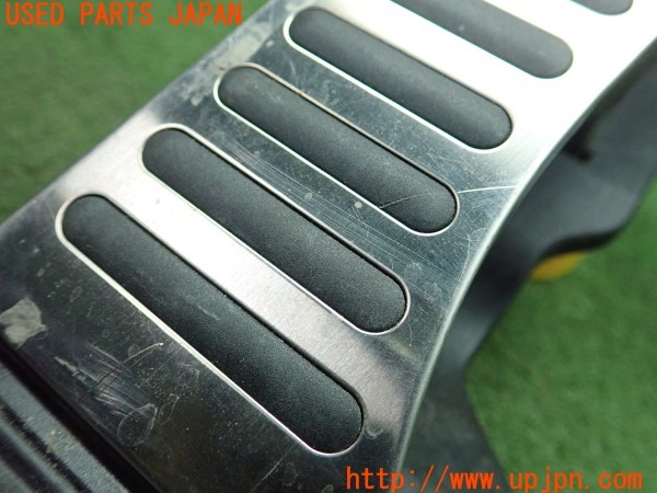 3UPJ=32320630]VW ザ･ビートル(16CPL)純正 アクセル ブレーキ フットレスト ペダルカバー アクセルペダル付き 右ハンドル・AT用 中古_m2