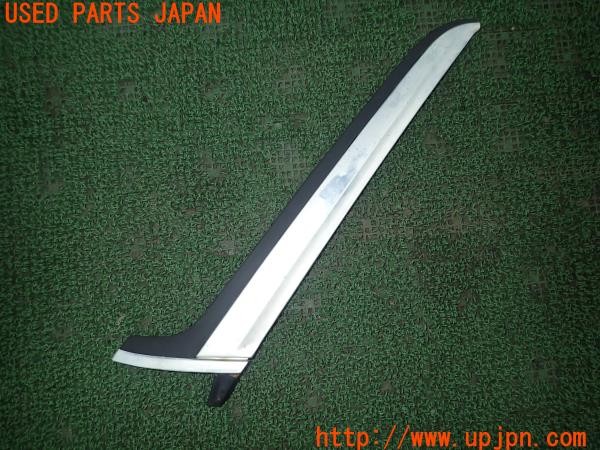 3UPJ=32470013]ベンツ 240D(115117)W115 純正 左フロントピラーモール 中古_m0