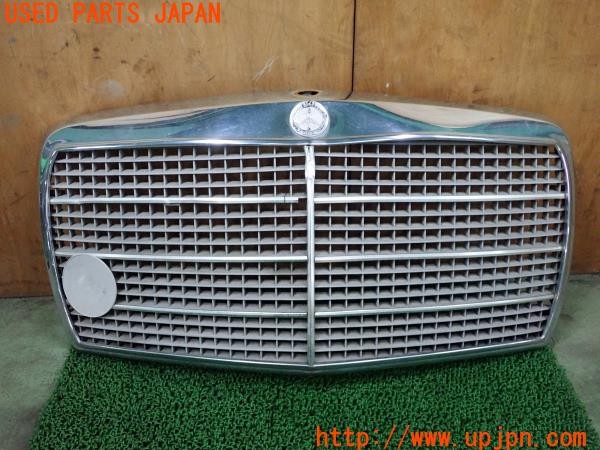 3UPJ=32470047]ベンツ 240D(115117)W115 純正 115 888 22 85 フロントグリル 中古_m0