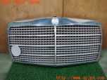 3UPJ=32470047]ベンツ 240D(115117)W115 純正 115 888 22 85 フロントグリル 中古_s0