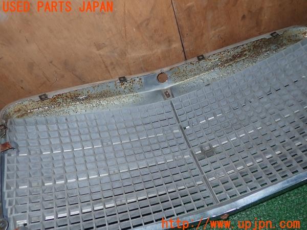 3UPJ=32470047]ベンツ 240D(115117)W115 純正 115 888 22 85 フロントグリル 中古_m2