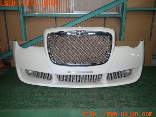 3UPJ=32570048]クライスラー 300C(LX57)前期 XENON ゼノン 12501 フロントバンパー フォグ・コーナーランプ付き 中古_m0