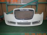 3UPJ=32570048]クライスラー 300C(LX57)前期 XENON ゼノン 12501 フロントバンパー フォグ・コーナーランプ付き 中古_s0