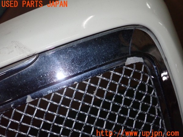 3UPJ=32570048]クライスラー 300C(LX57)前期 XENON ゼノン 12501 フロントバンパー フォグ・コーナーランプ付き 中古_m1