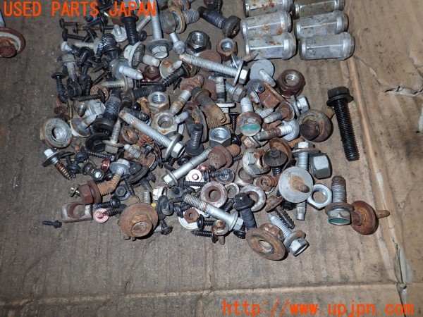 3UPJ=32570720]クライスラー 300C(LX57)前期 ネジ・ナット・ステー類 セット ジャンク_m4