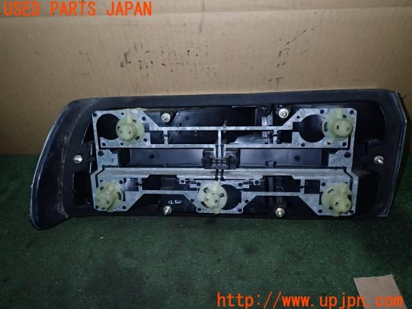 3UPJ=32590033]BMW 520i(E28)純正 1366770R 右テールランプ 中古_m2