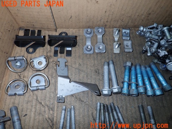 3UPJ=32960720]ベンツ C200 ステーションワゴン(204248 S204)ネジ・ナット・ステー類 セット ジャンク_m1