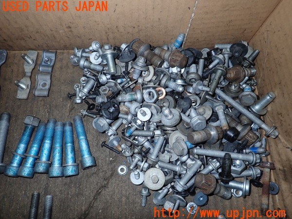 3UPJ=32960720]ベンツ C200 ステーションワゴン(204248 S204)ネジ・ナット・ステー類 セット ジャンク_m3