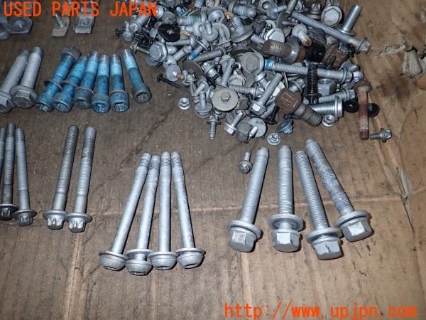 3UPJ=32960720]ベンツ C200 ステーションワゴン(204248 S204)ネジ・ナット・ステー類 セット ジャンク_m4