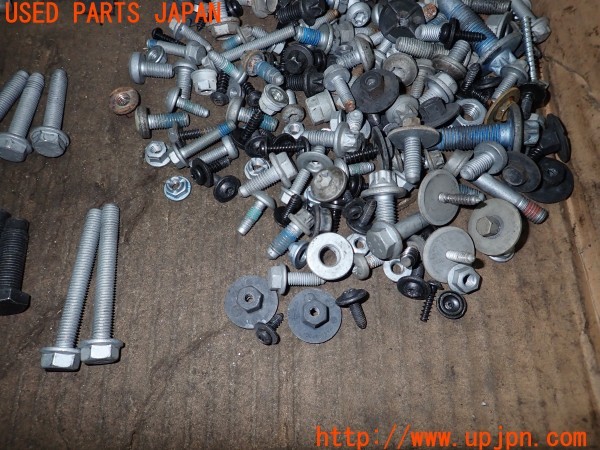 3UPJ=33560720]ベンツ A180(169032 W169)ネジ・ナット・ステー類 セット ジャンク_m4