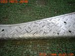 3UPJ=33710025]三菱ジープ(J55)社外 右サイドステップ 縞鋼板 中古_s3