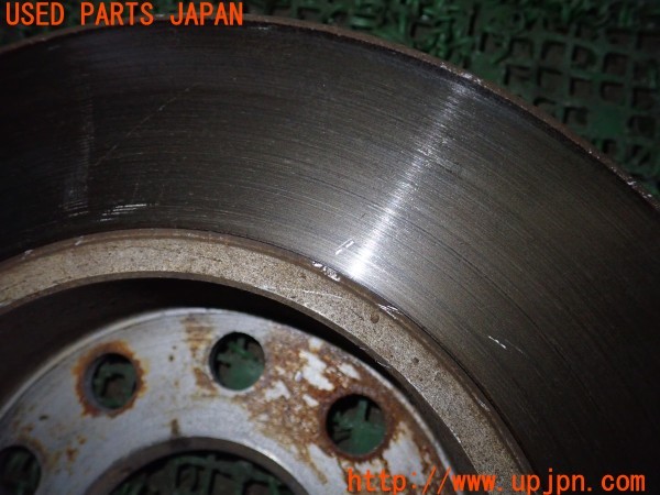 3UPJ=34300305]VW ゴルフトゥーラン TSI ハイライン(1TBLG)純正 リアディスクローター スリット入り 中古_m4