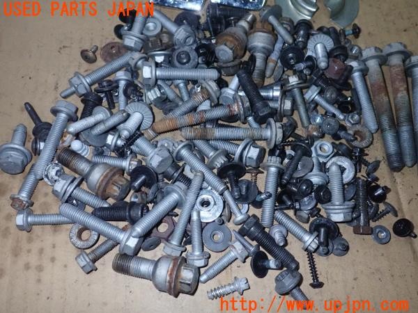 3UPJ=35330720]アウディ Q3 2.0TFSIクワトロ211PS(8UCPSF)前期 ネジ・ナット・ステー類 セット ジャンク_m2