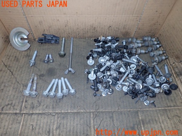 3UPJ=35620720]アウディ Q3 2.0TFSIクワトロ211PS(8UCPSF)ネジ・ナット・ステー類 セット ジャンク_m0