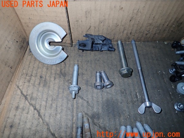 3UPJ=35620720]アウディ Q3 2.0TFSIクワトロ211PS(8UCPSF)ネジ・ナット・ステー類 セット ジャンク_m1