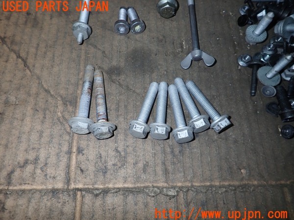 3UPJ=35620720]アウディ Q3 2.0TFSIクワトロ211PS(8UCPSF)ネジ・ナット・ステー類 セット ジャンク_m2