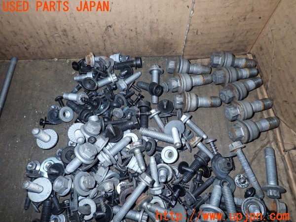 3UPJ=35620720]アウディ Q3 2.0TFSIクワトロ211PS(8UCPSF)ネジ・ナット・ステー類 セット ジャンク_m3