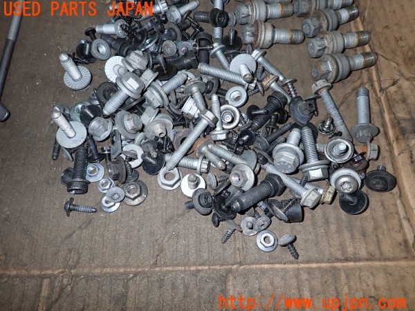 3UPJ=35620720]アウディ Q3 2.0TFSIクワトロ211PS(8UCPSF)ネジ・ナット・ステー類 セット ジャンク_m4