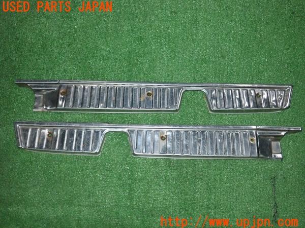 3UPJ=35790616]セドリック ワゴン SGL(WY30)純正 リアゲート スカッフプレート ステップガード メッキ 中古_m0