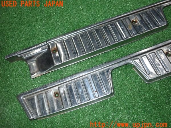 3UPJ=35790616]セドリック ワゴン SGL(WY30)純正 リアゲート スカッフプレート ステップガード メッキ 中古_m1