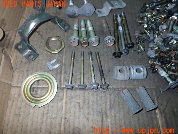 3UPJ=36120720]ハイエースワゴン リビングサルーンEX(RZH101G)ネジ・ナット・ステー類 セット ジャンク_m2