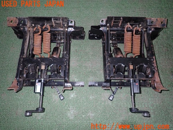 3UPJ=36220612]ランドクルーザー60 バン XV ハイルーフ(HJ61V(改))後期 純正 シートサスペンション 中古_m4
