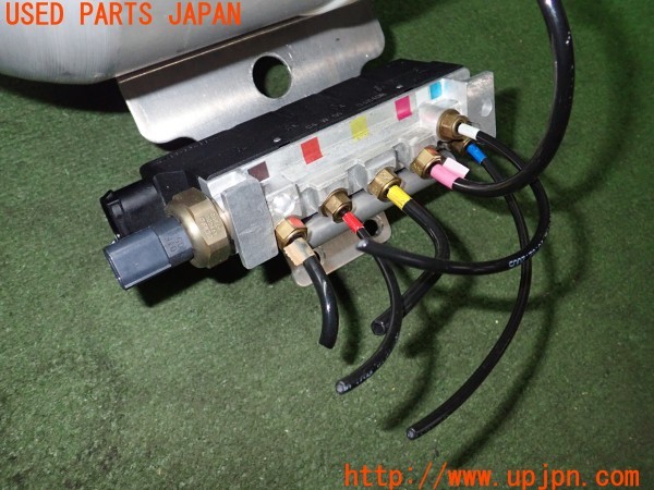 3UPJ=37460401]ジャガー XJ XJ8 3.5(J72RA X350)純正 2W93-5B696-AF エアサスタンク ソレノイドバルブブロック付き 中古_m2
