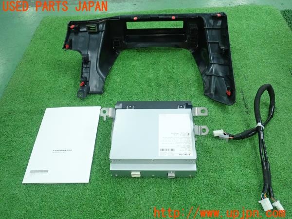 3UPJ=39950518]カローラ ツーリング HV ダブルバイビー(ZWE211W)前期 純正オプション 86270-K0010 CD・DVDデッキ パネル付き 中古_m1