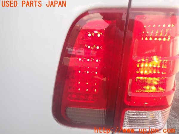 3UPJ=41290547]リンカーン ナビゲーター(不明 U228)前期 EAGLE EYES FR-491-BUDE4 イーグルアイズ フィニッシャー テールランプ 中古_m4