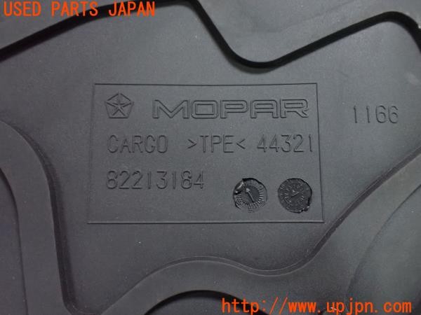 3UPJ=43640634]ジープ ラングラー アンリミテッド サハラ(JK38L)純正 MOPAR 82213184 ラゲッジマット カーゴトレイ 中古_m4